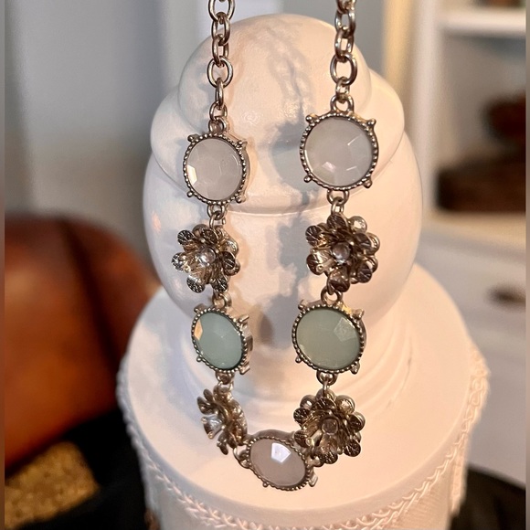Vintage Opalescent White & Mint Green/Blue Gemstones w/Metal Flower Necklace - Picture 4 of 7